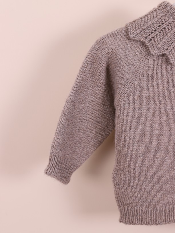Sweater with knit collar