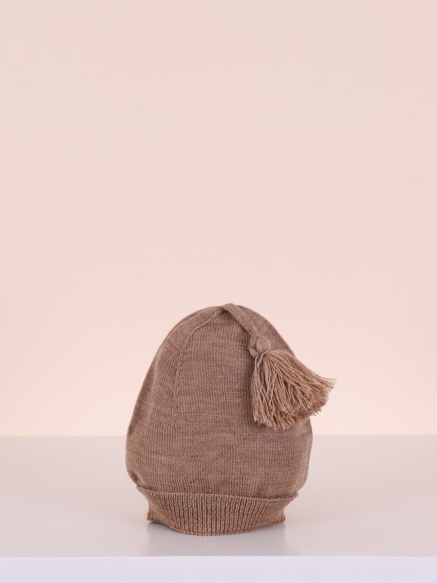 Wool beanie with tassel