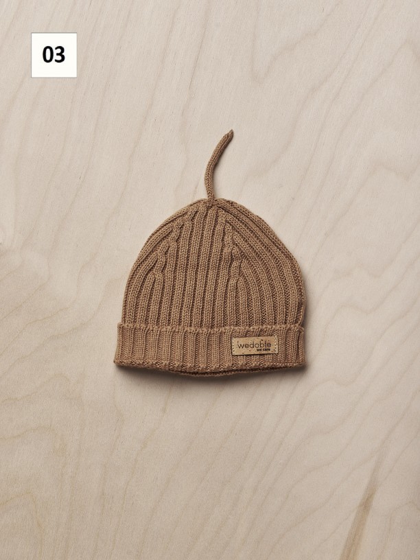 Knitted ribbed beanie