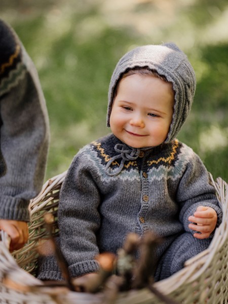 Knitted wool bonnet