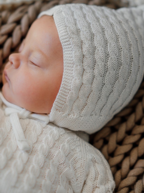 Knitted wool bonnet