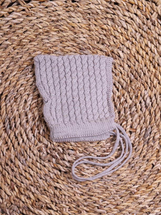 Knitted wool bonnet