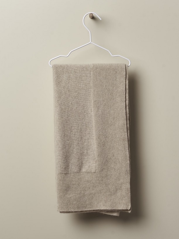 Knitted cashmere blanket