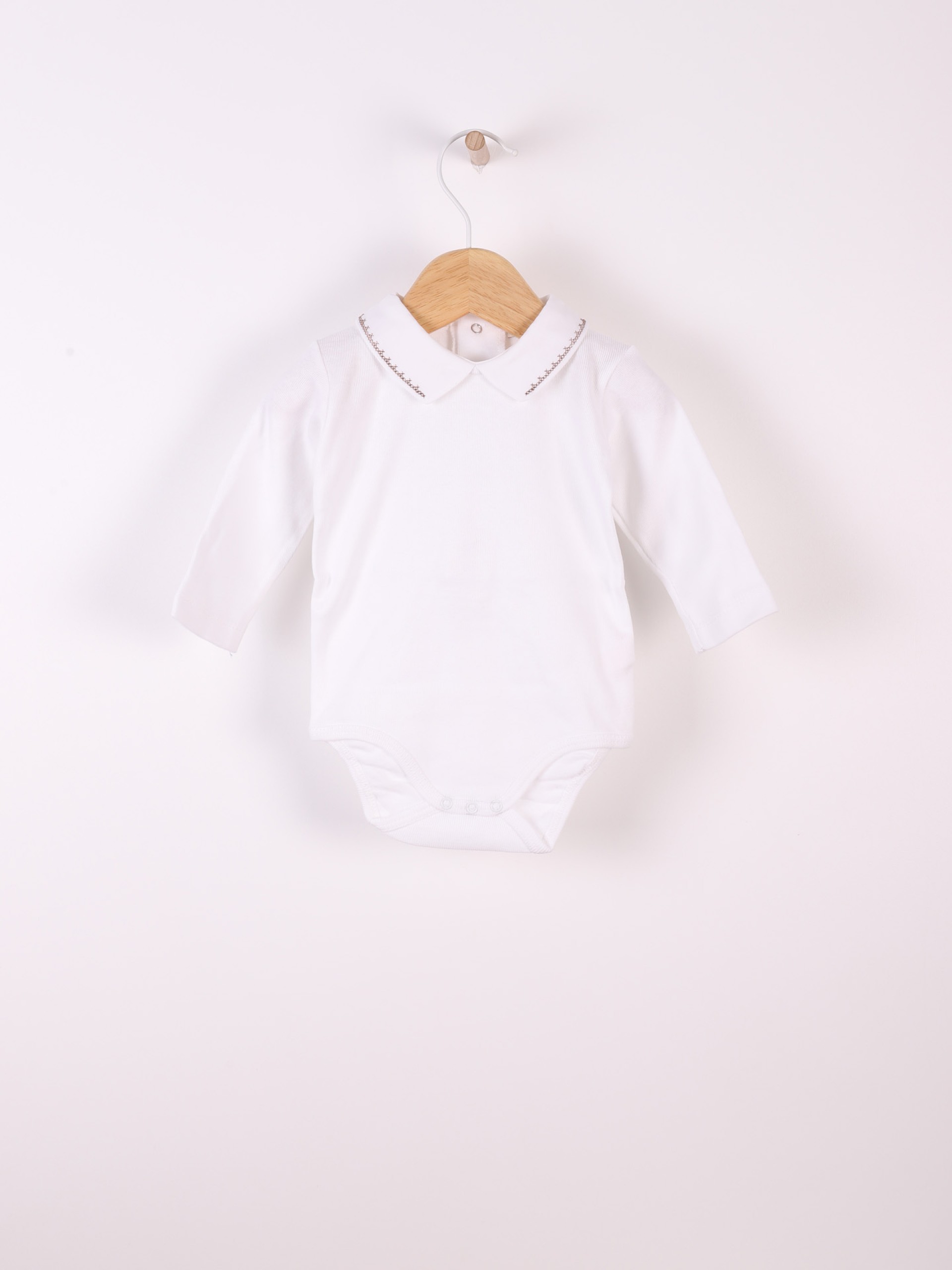 Body com gola em bico