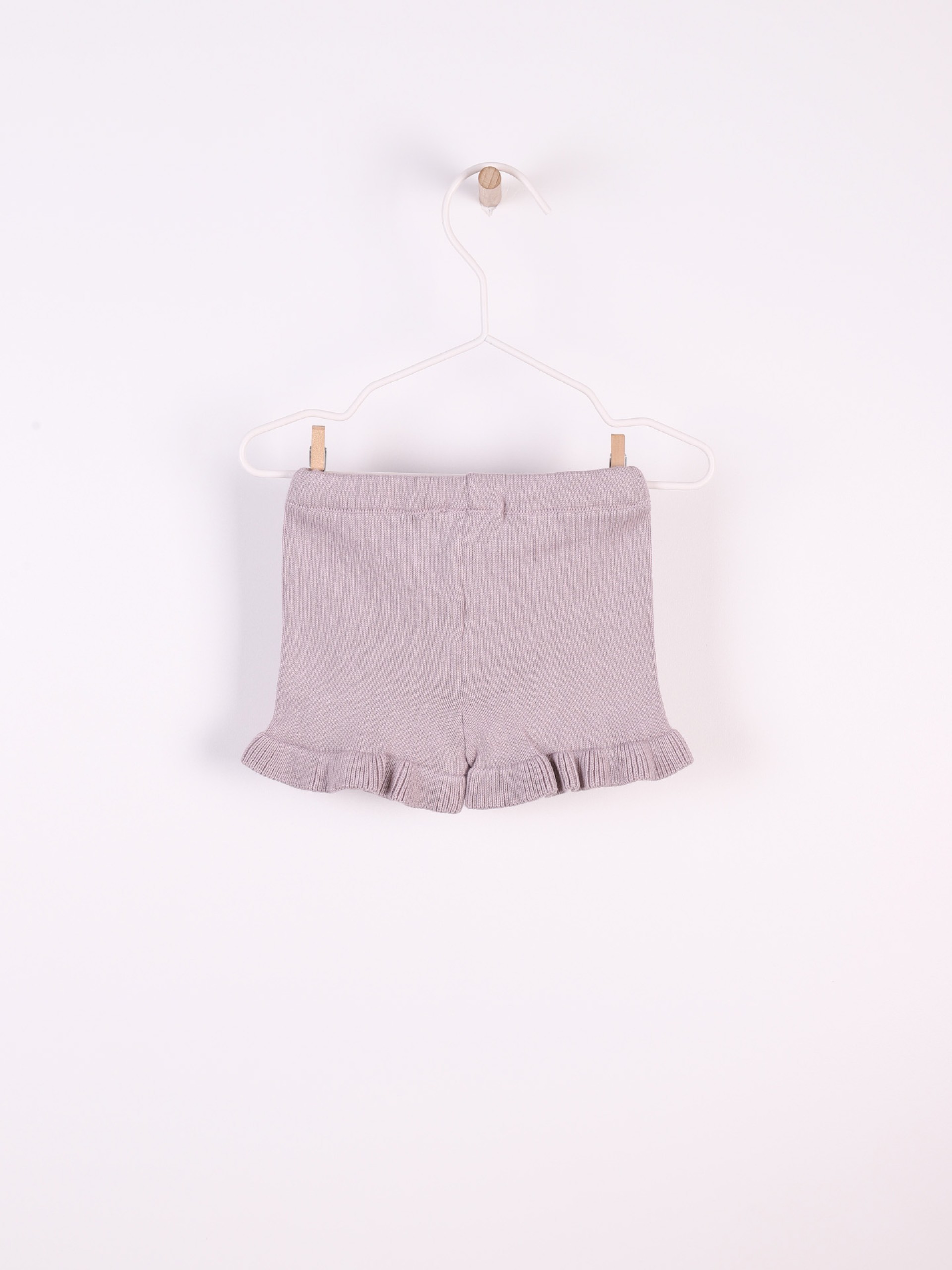 Calções com folhos