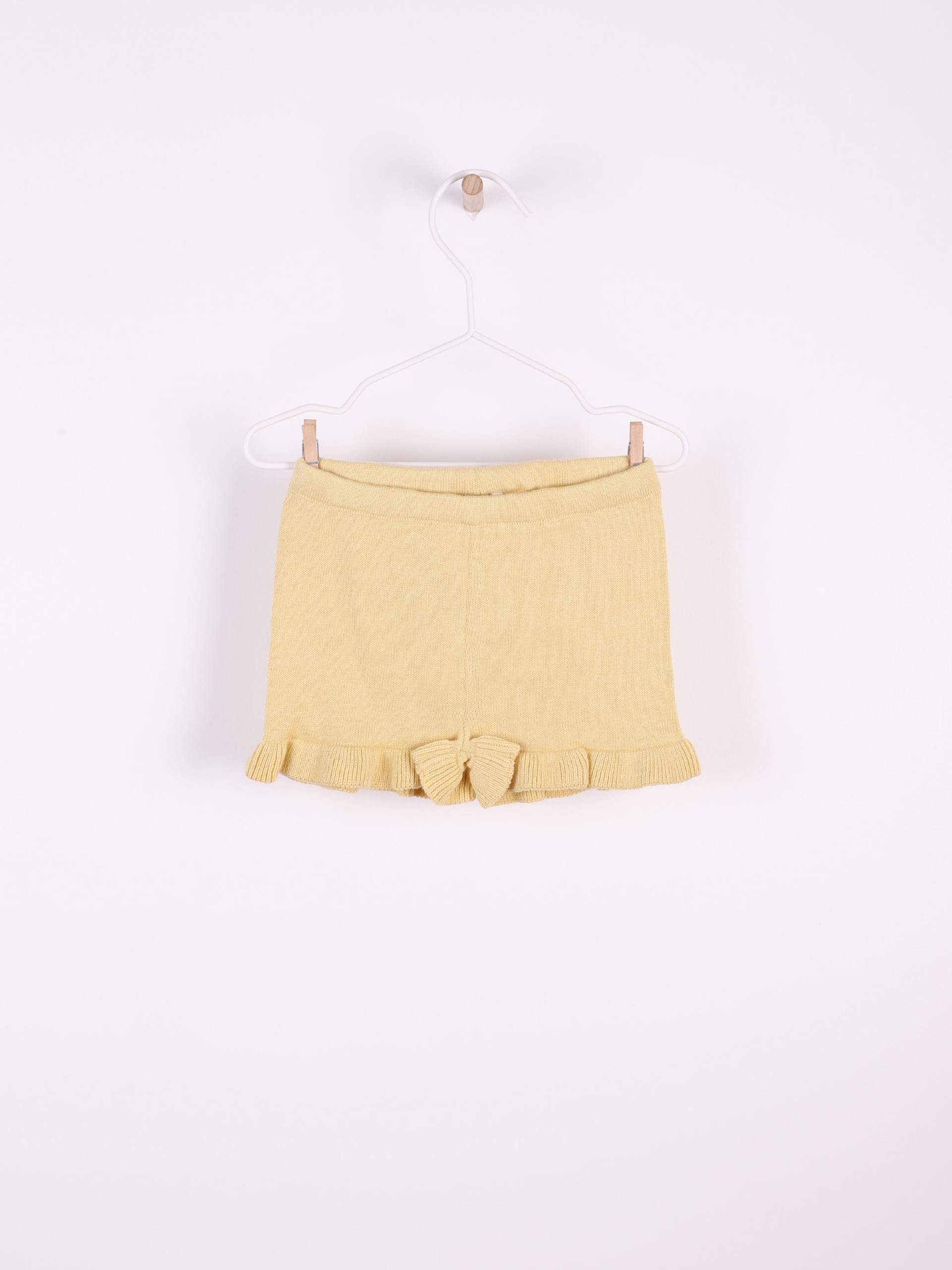 Calções com folhos