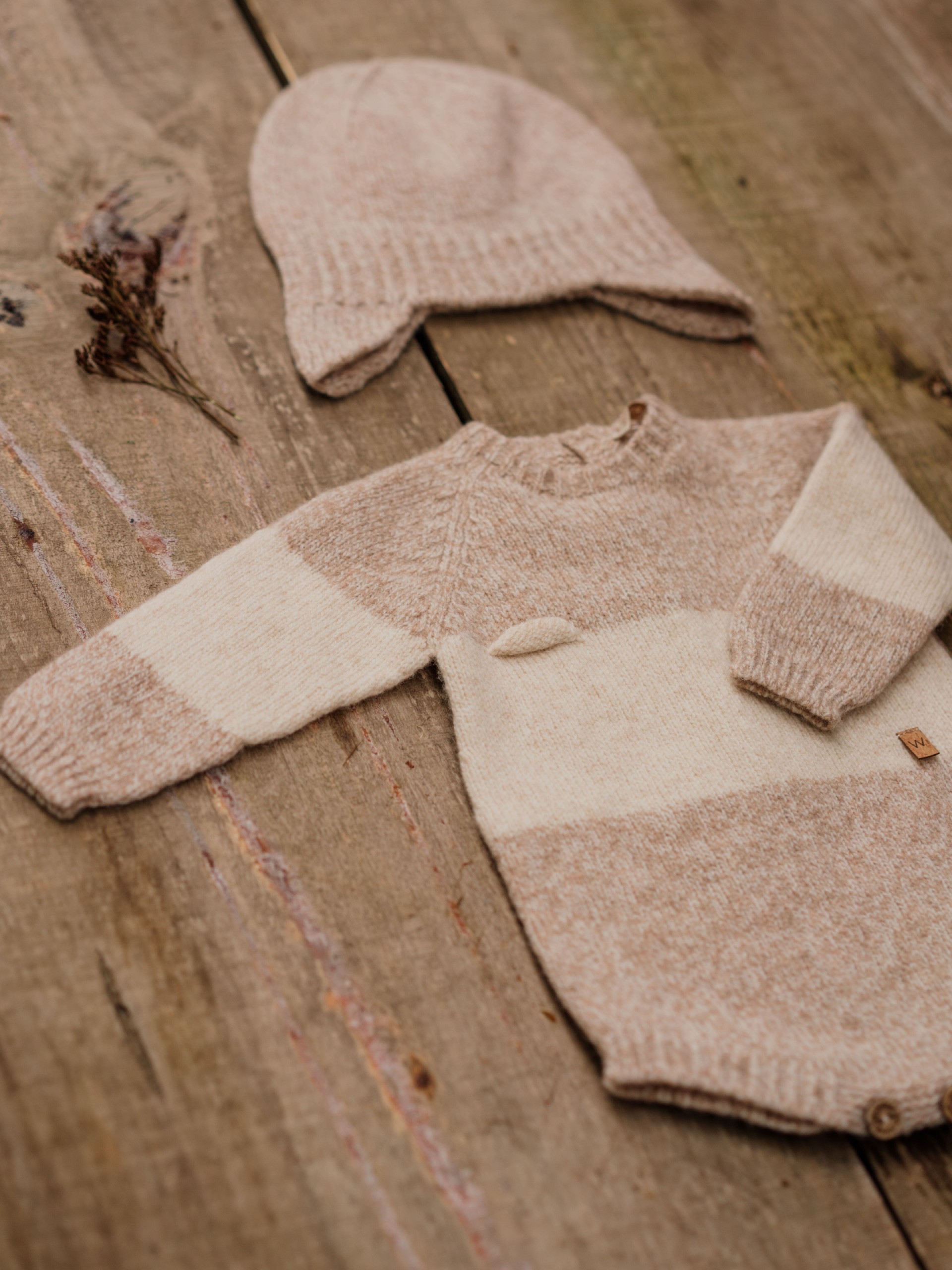 Knitted wool shortie