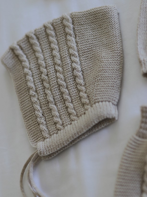 Knitted wool bonnet