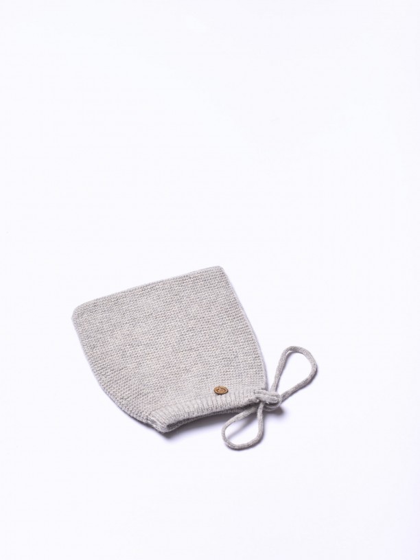 Knitted wool bonnet