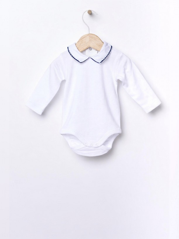 Body com gola em bico