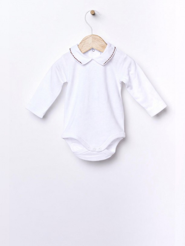 Body com gola em bico