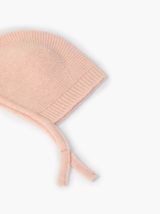 Knitted wool bonnet