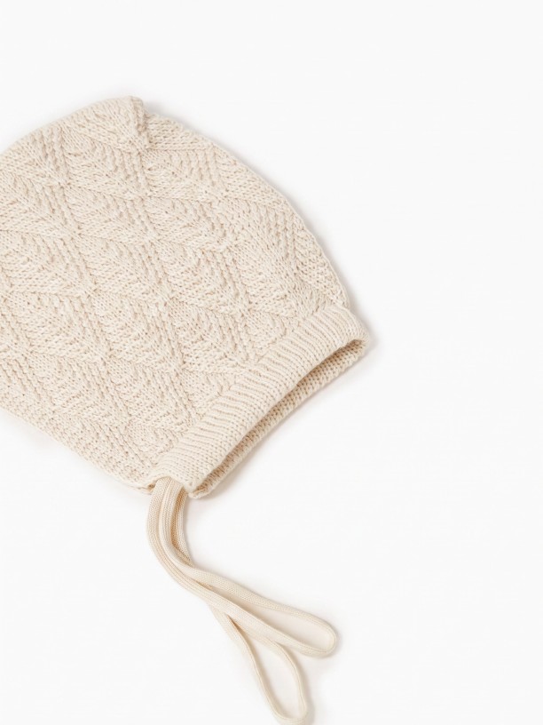 Knitted wool bonnet