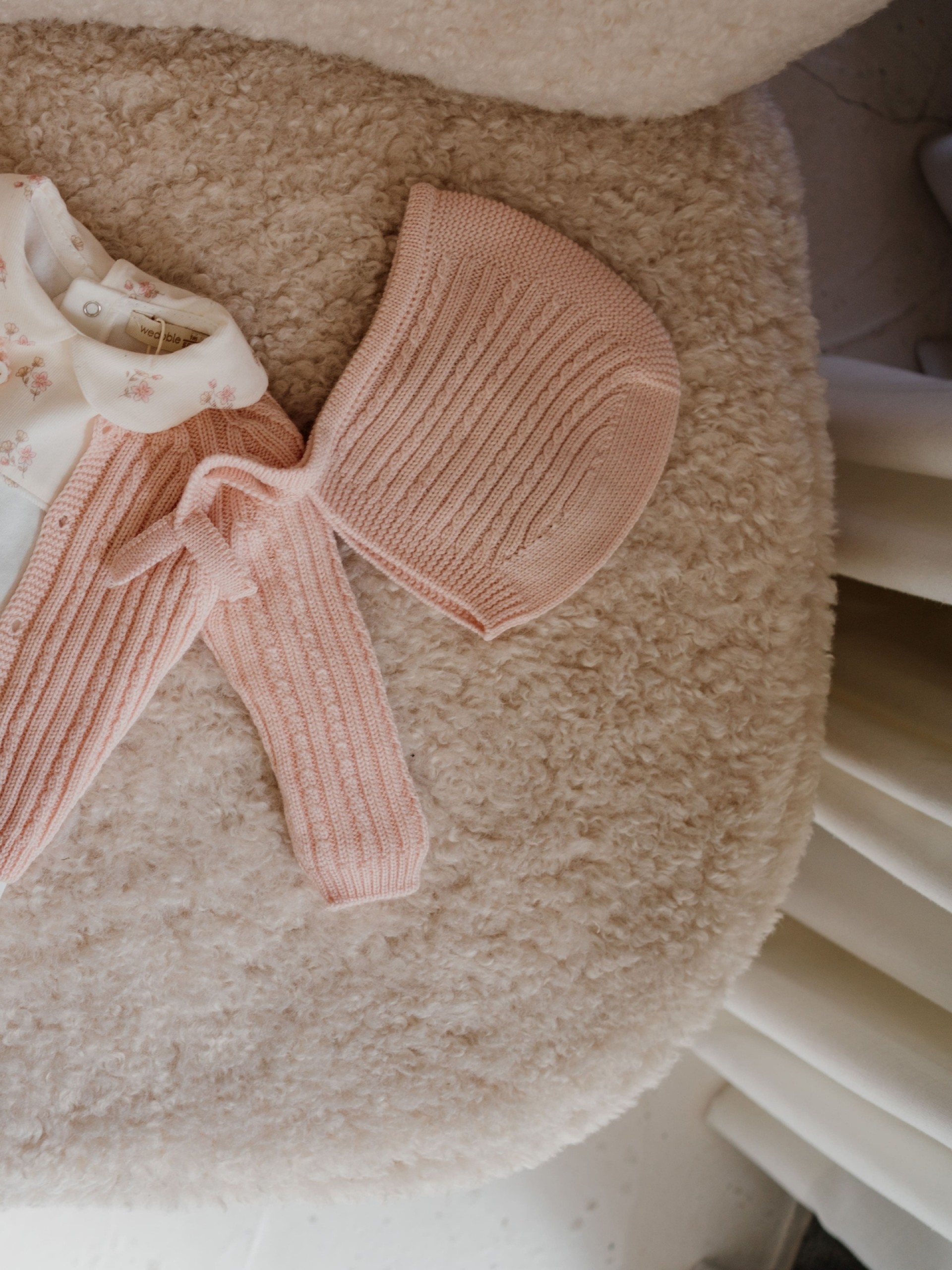 Knitted wool bonnet